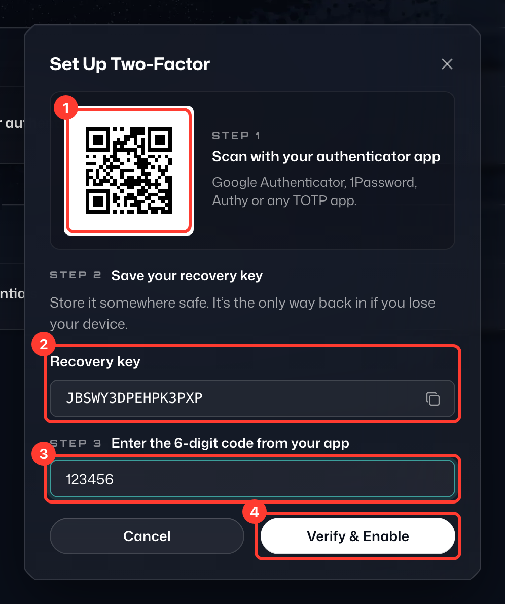 Der Einrichtungsdialog für die Zwei-Faktor-Authentifizierung mit QR-Code, Wiederherstellungsschlüssel, dem Feld für den 6-stelligen Code und Bestätigen und aktivieren, nummeriert von 1 bis 4
